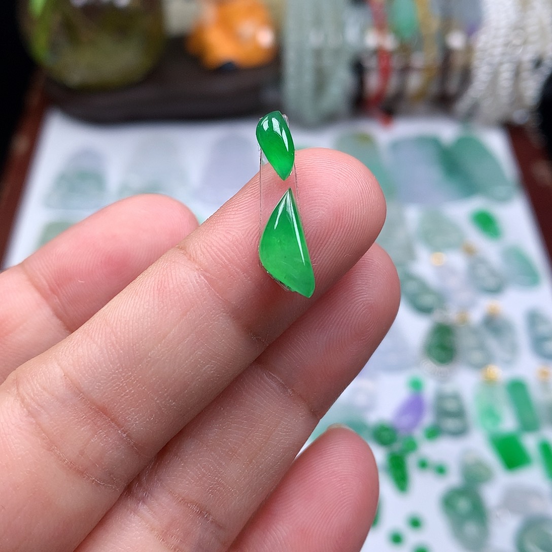 翡翠裸石缅甸天然A货翡翠阳绿随形