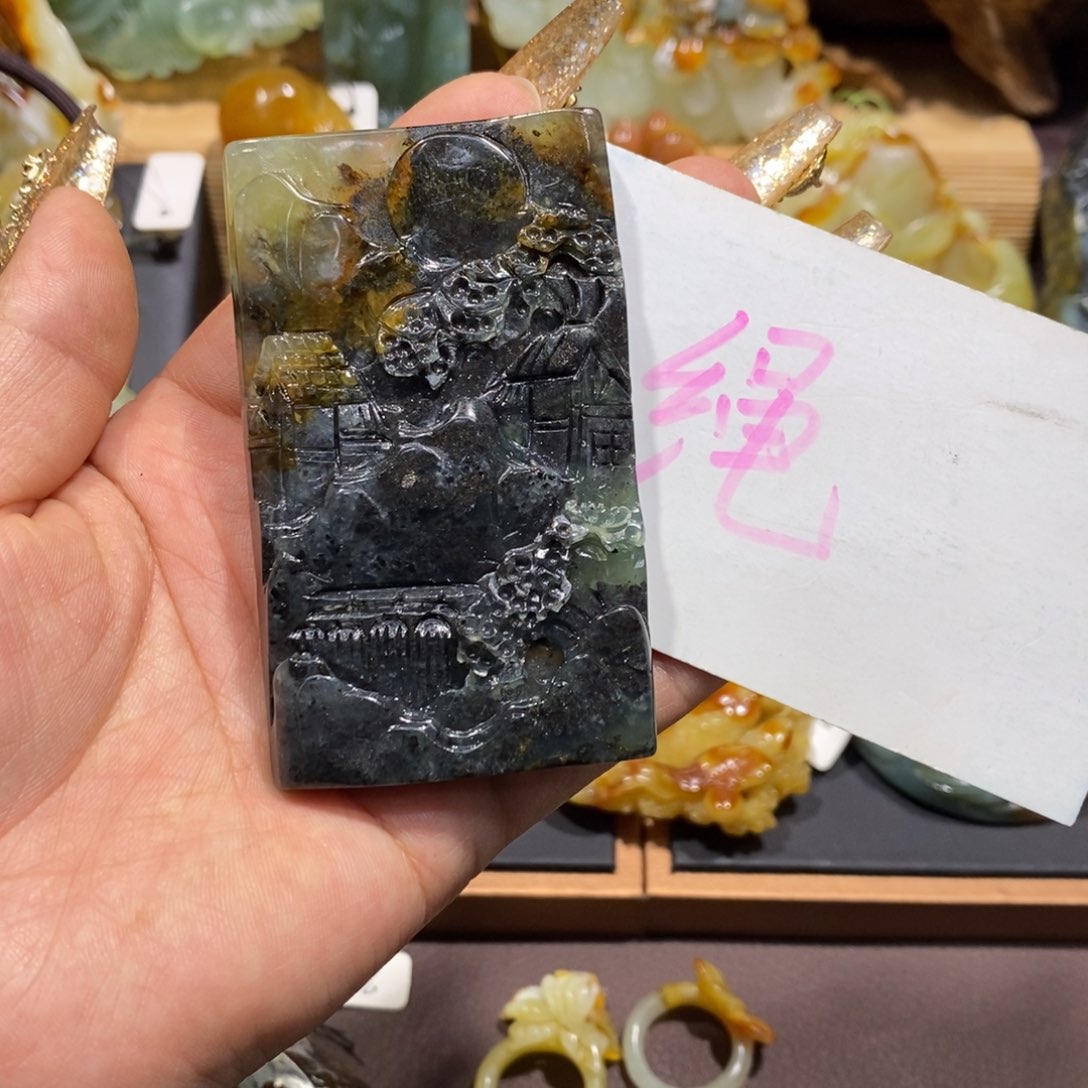 蛇纹石玉颈饰未镶嵌