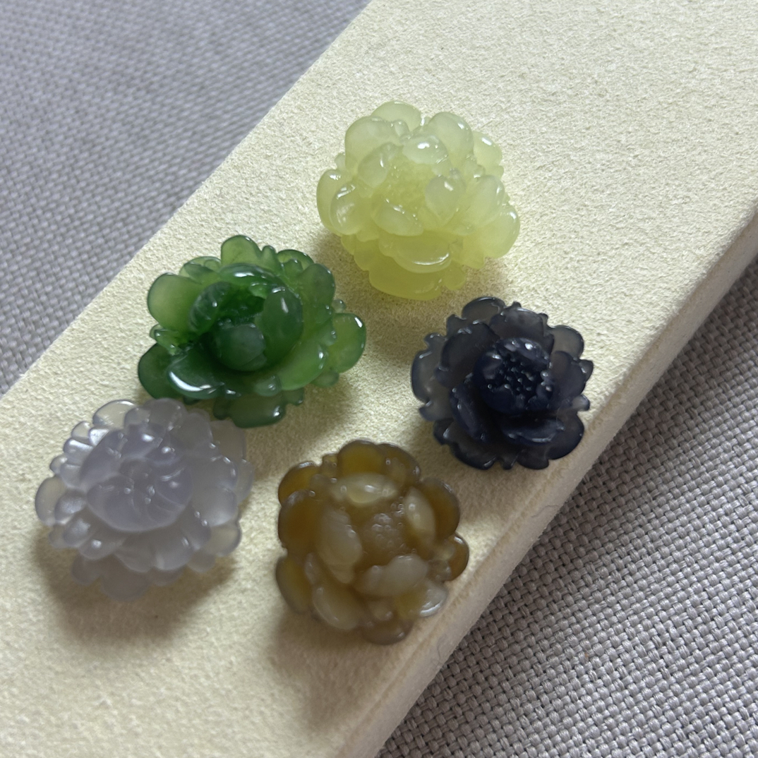 天然和田玉纯手工雕刻牡丹花，立体饱满，繁花似锦，多样化发其中一