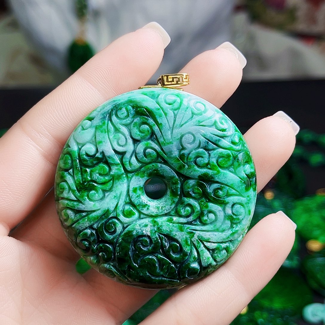 颈饰18K金镶嵌翡翠多样性