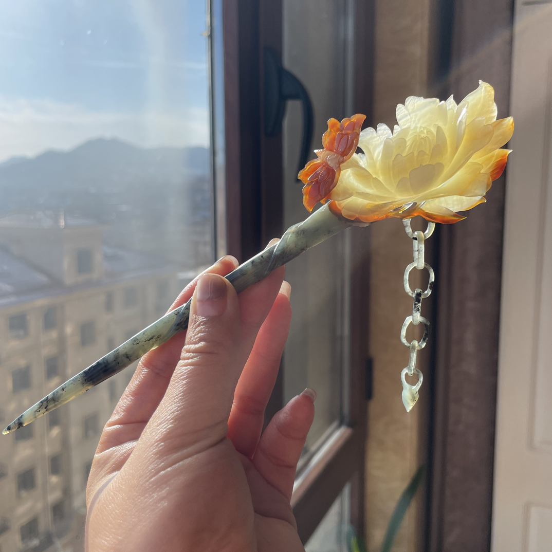 岫玉～牡丹花发簪。红黄蓝三色花玉。雕刻立体灵动，上头明艳精致。
