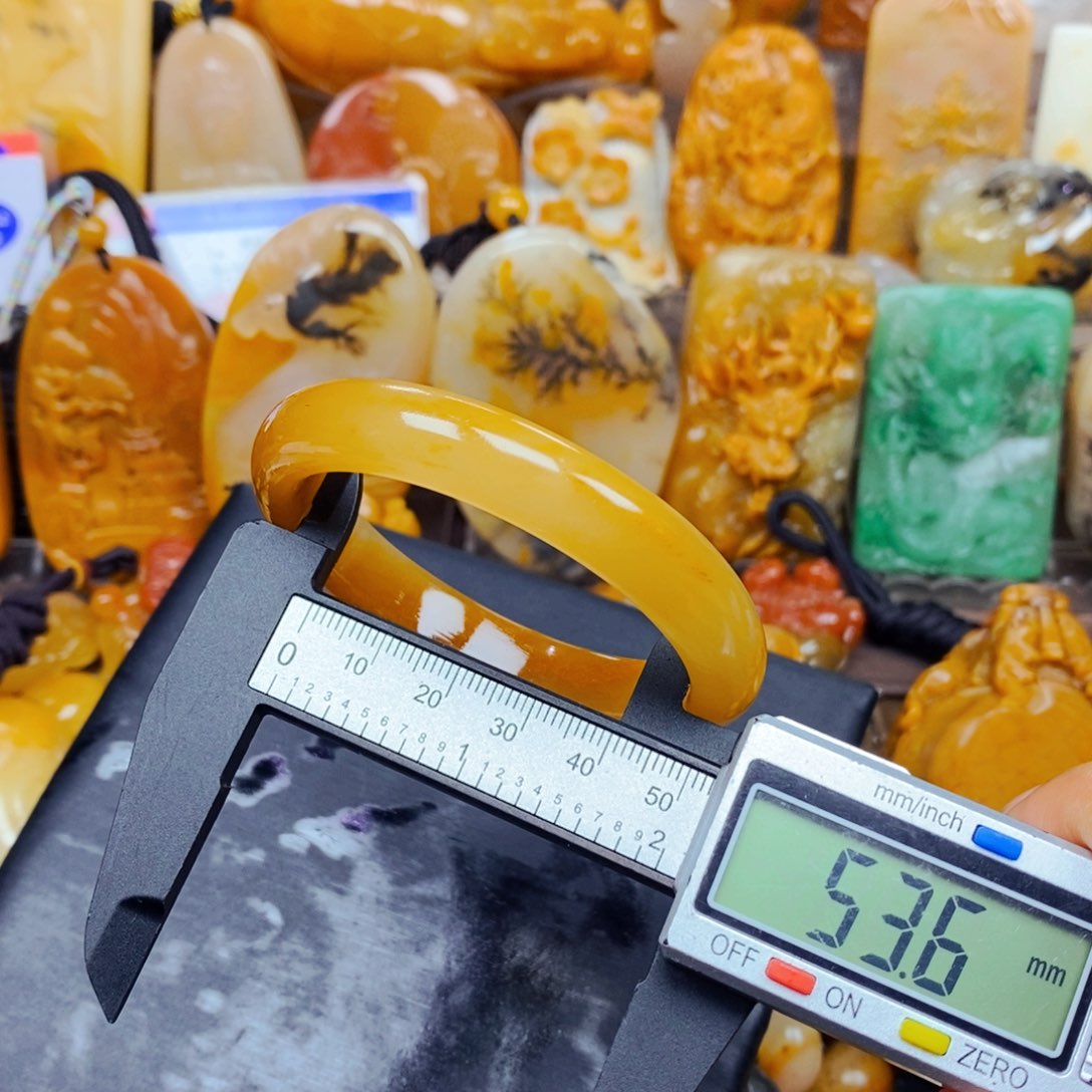 石英质玉（黄龙玉）颈饰未镶嵌