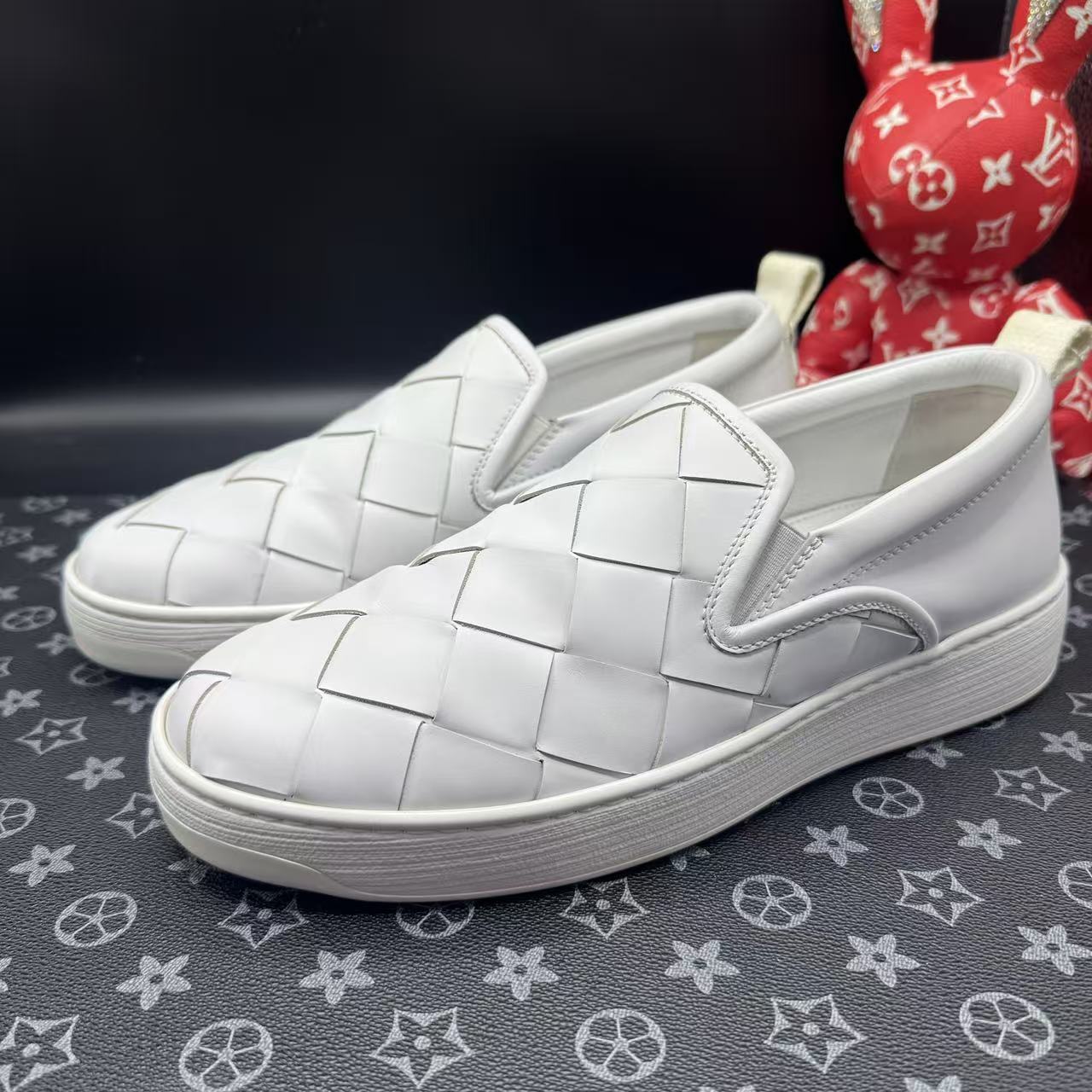 95新 BOTTEGA VENETA/葆蝶家 白色编织格纹一脚蹬42欧码 ddm3455