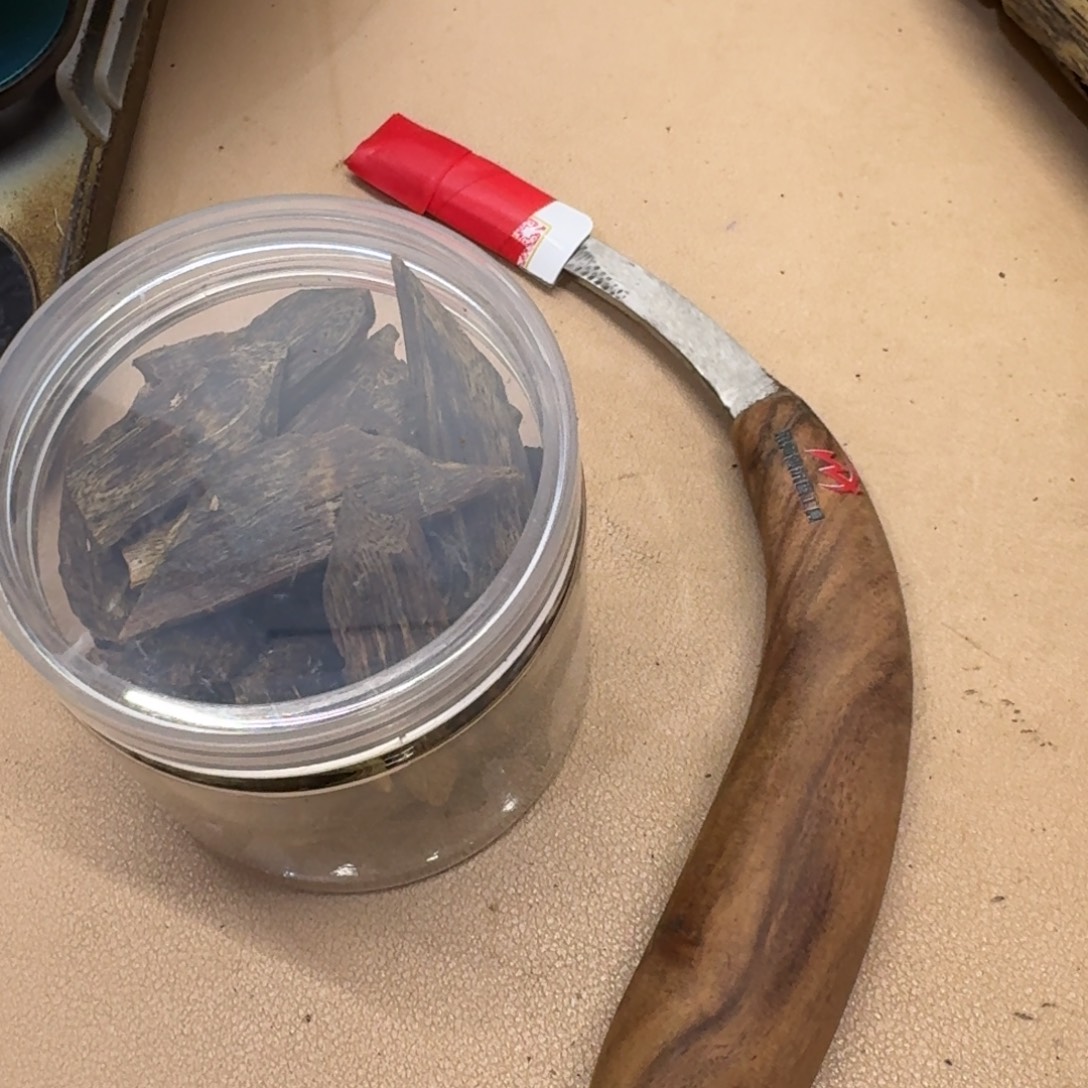 轩***程沉香碎屑沉香乌身圆叶块料51克，勾刀1把