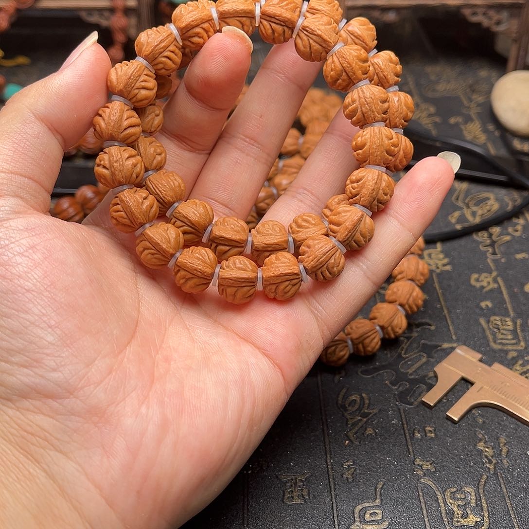 吊坠桃核赤金风雨手串