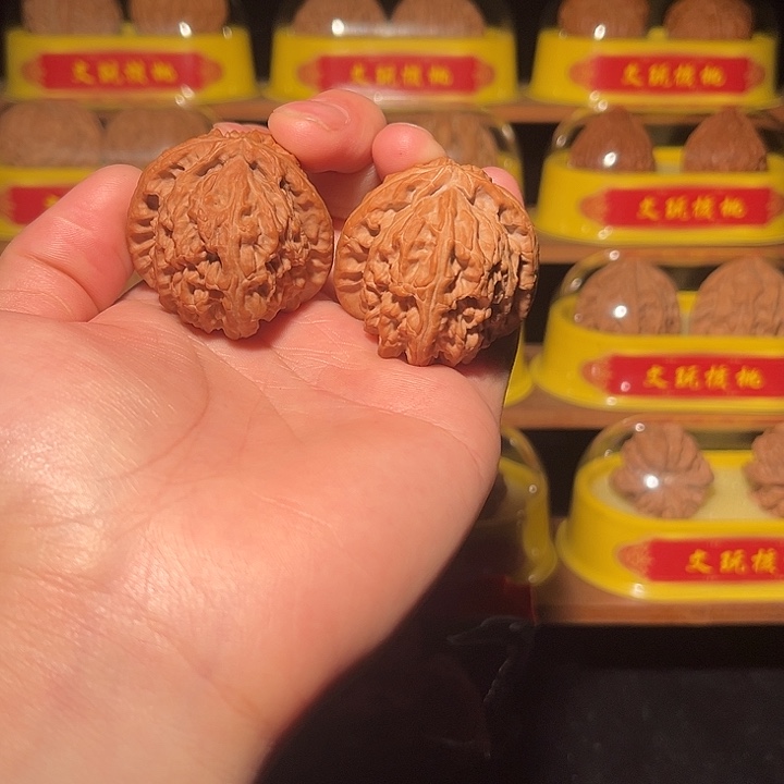 文玩核桃吊坠白狮子三角白40