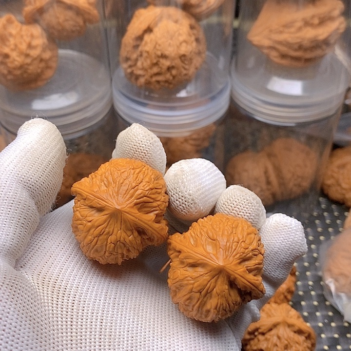 文玩核桃吊坠绣球