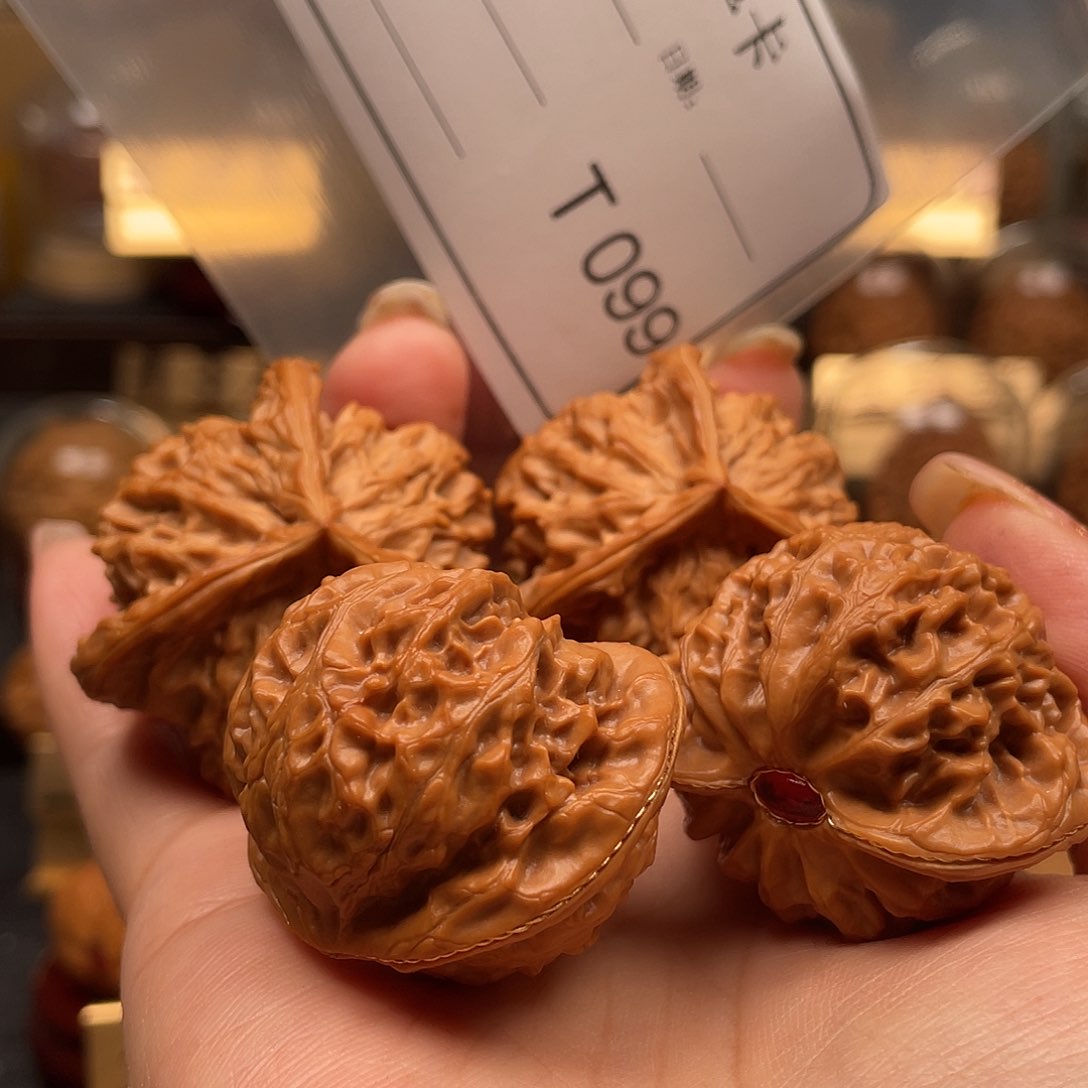 文玩核桃把件黎****）三棱43。099