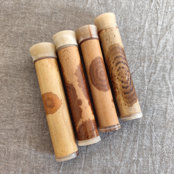 精品天然湘妃竹梅鹿竹牙签筒。随机发