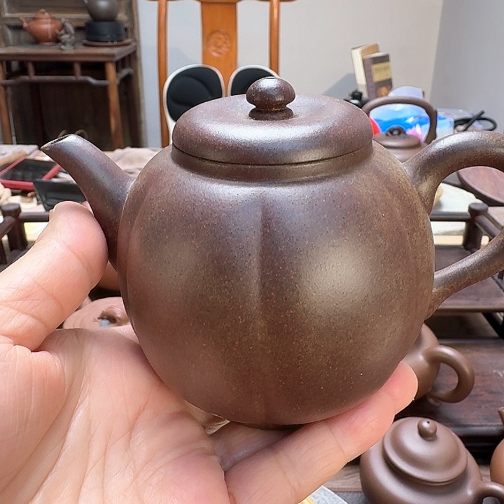 茶壶紫砂精工半手玉兰花（248 C C）