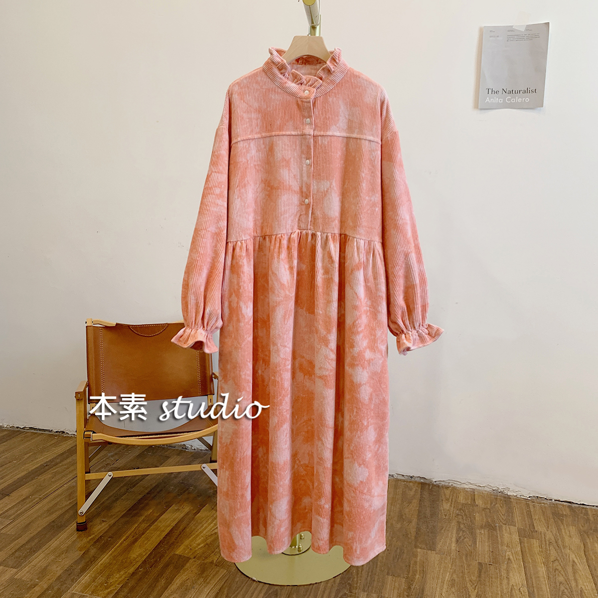 微醺2.0 C2538扎染灯芯绒半开扣木耳边立领连衣裙