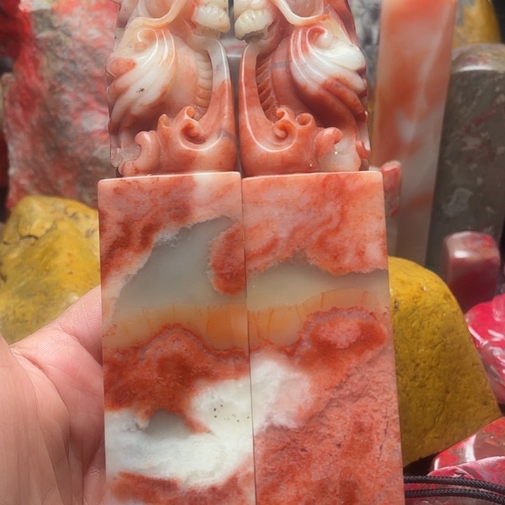 昌化石质地温润血色艳丽