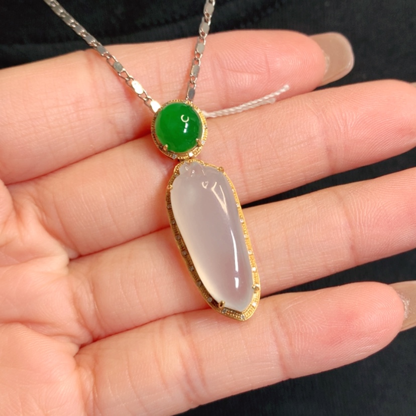 【闪购商品】颈饰18K金镶嵌翡翠福瓜