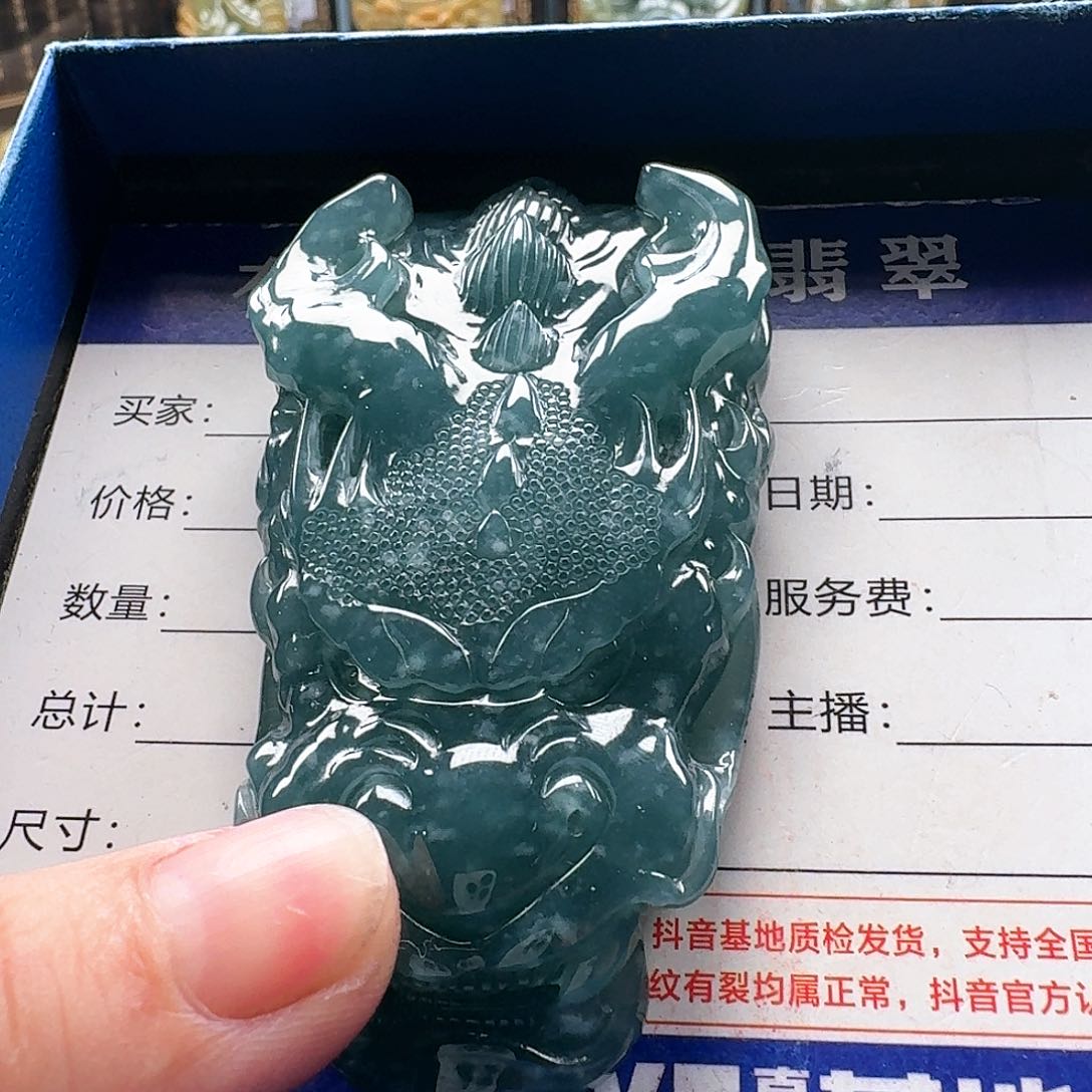 翡翠未镶嵌颈饰龙头