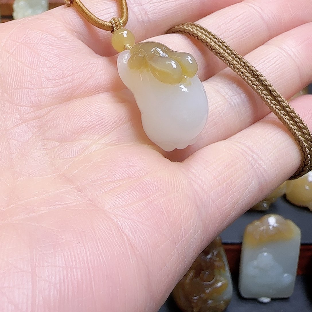 和田玉（糖玉）颈饰未镶嵌就**吧