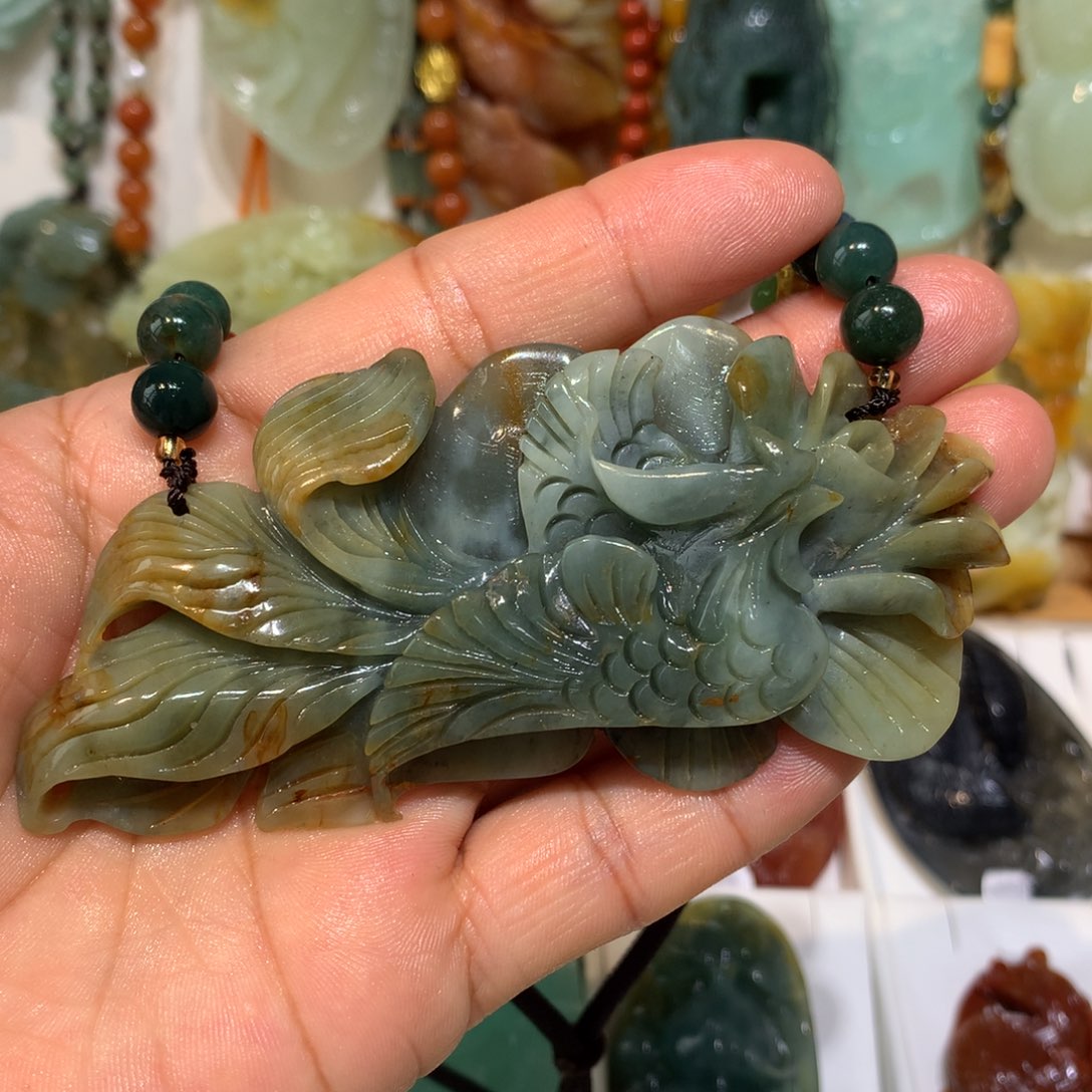 蛇纹石玉颈饰未镶嵌