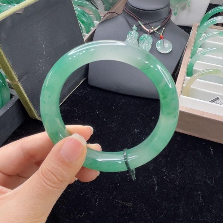 未镶嵌手镯石英质玉（非洲翠）