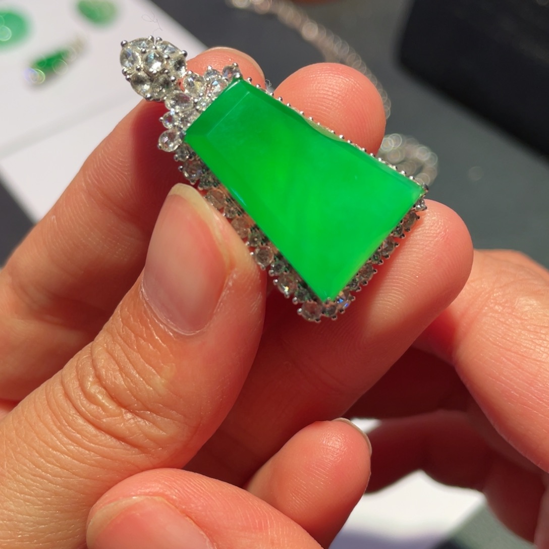 翡翠18K金镶嵌颈饰