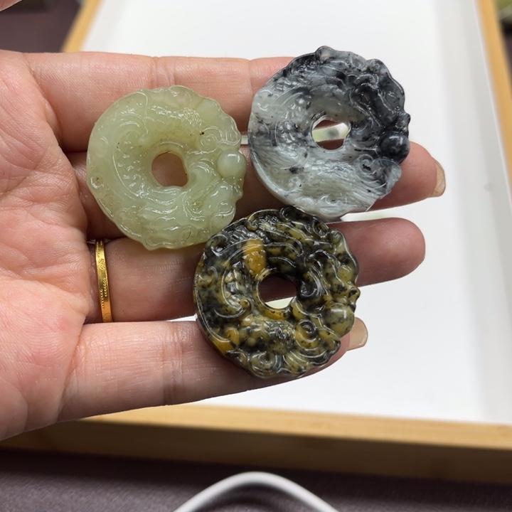 未镶嵌蛇纹石玉颈饰
