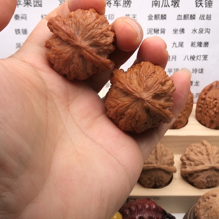 把件文玩核桃天*者磨盘，边40，有点返油色差