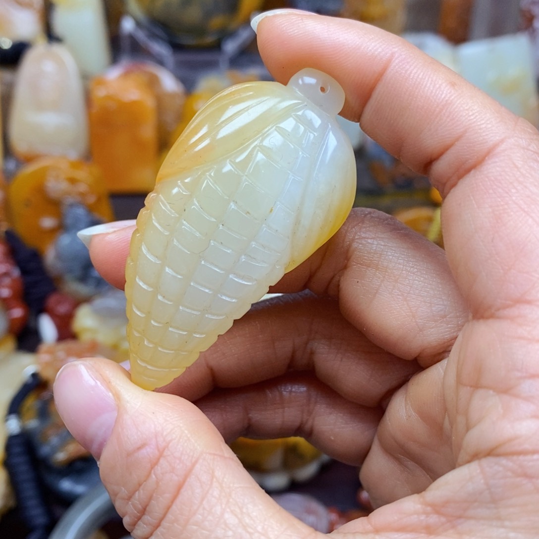 石英质玉（黄龙玉）颈饰未镶嵌