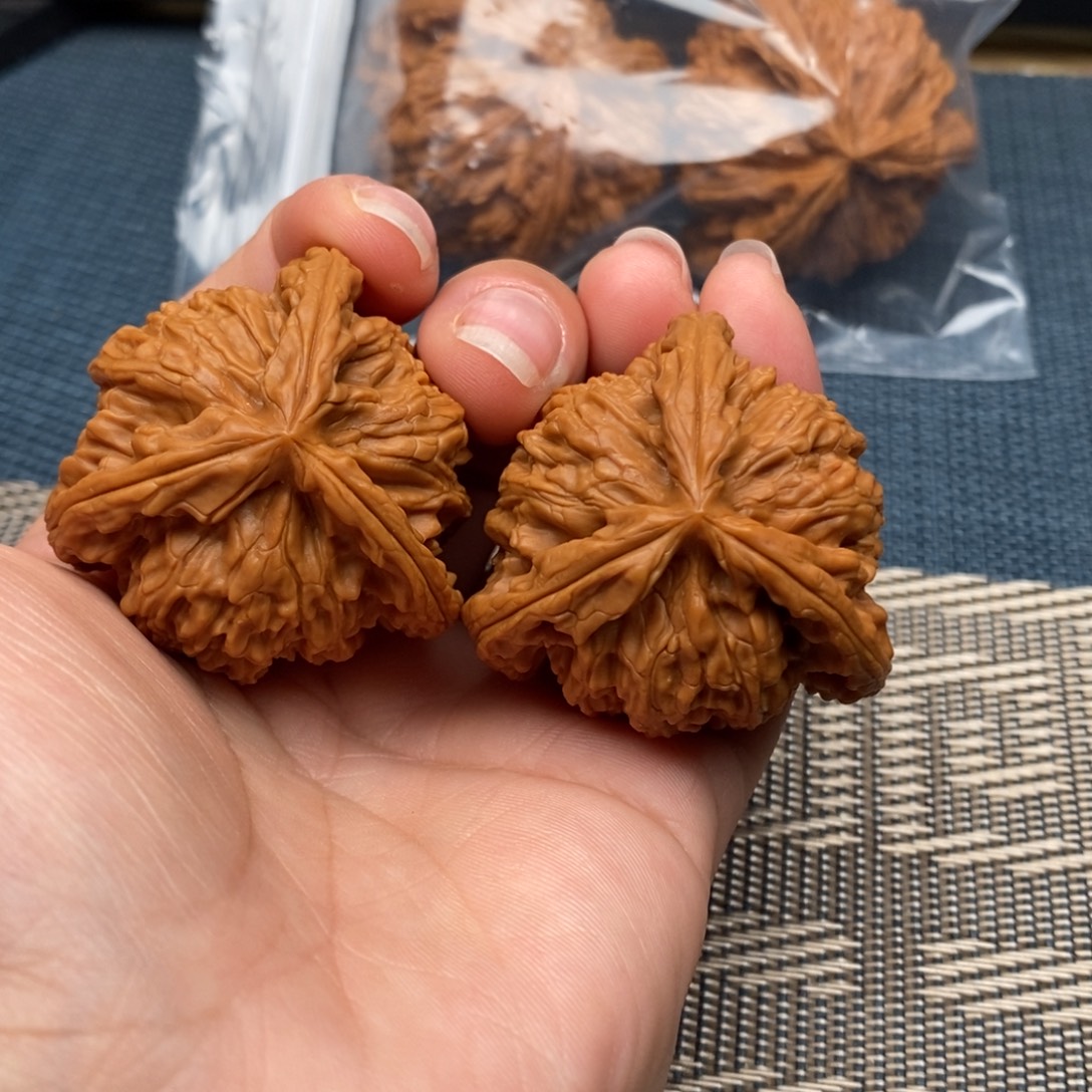 辉***文玩核桃吊坠三棱