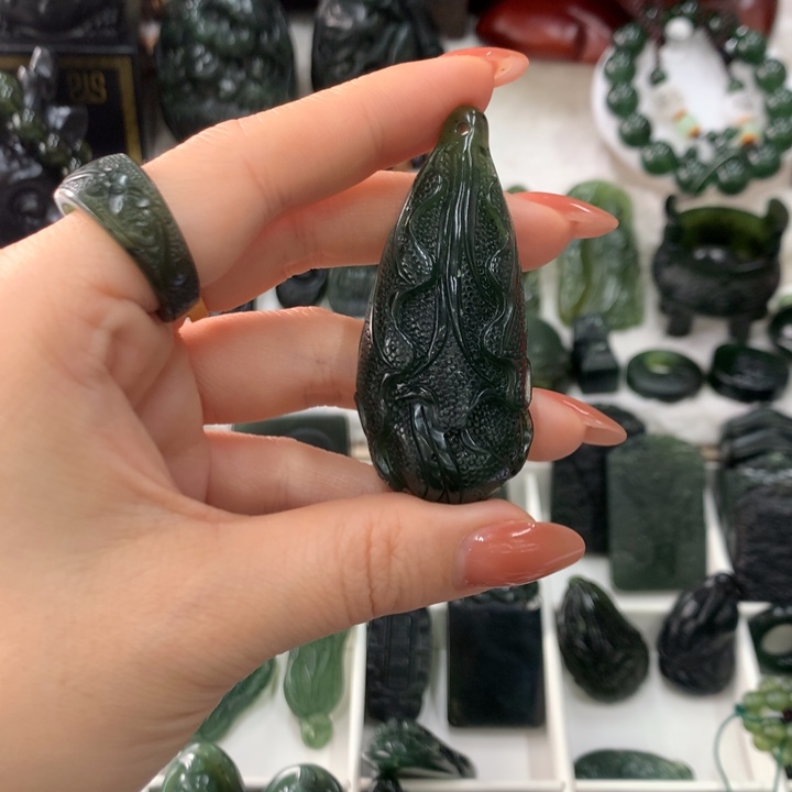 宝***士蛇纹石玉未镶嵌颈饰