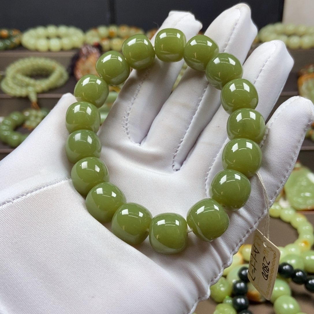 透闪石质玉手链未镶嵌韭*