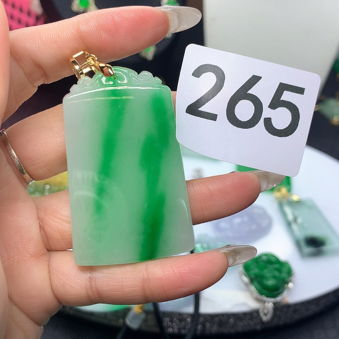 翡翠吊坠(赠链)未镶嵌