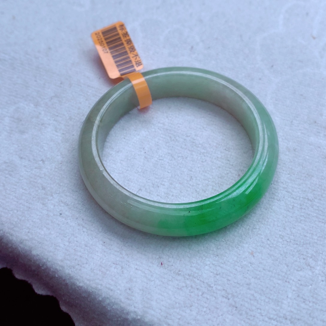 翡翠手镯未镶嵌家*翡翠