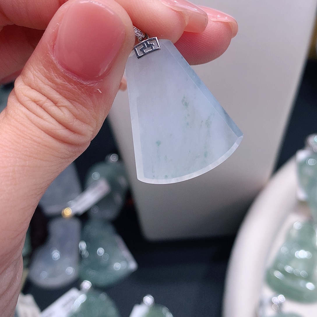 颈饰18K金镶嵌翡翠白冰飘花无事牌