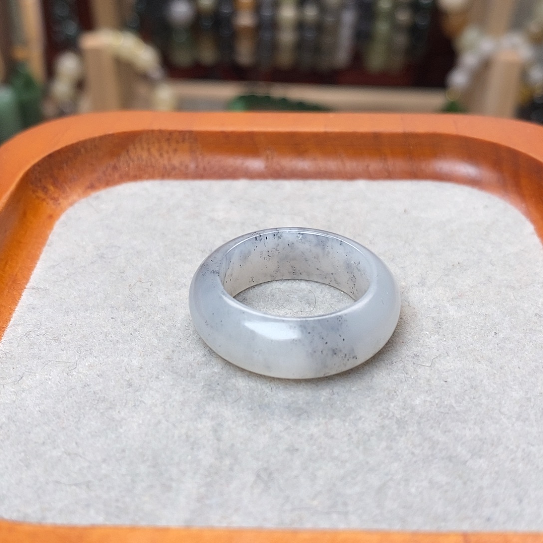 刘***）和田玉未镶嵌颈饰