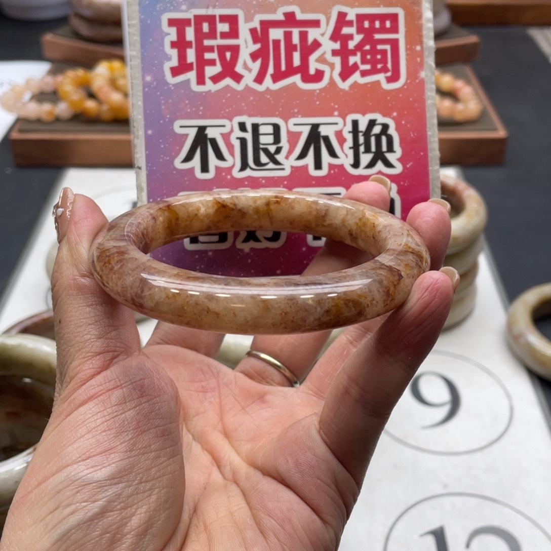 知***堂石英岩玉未镶嵌手镯