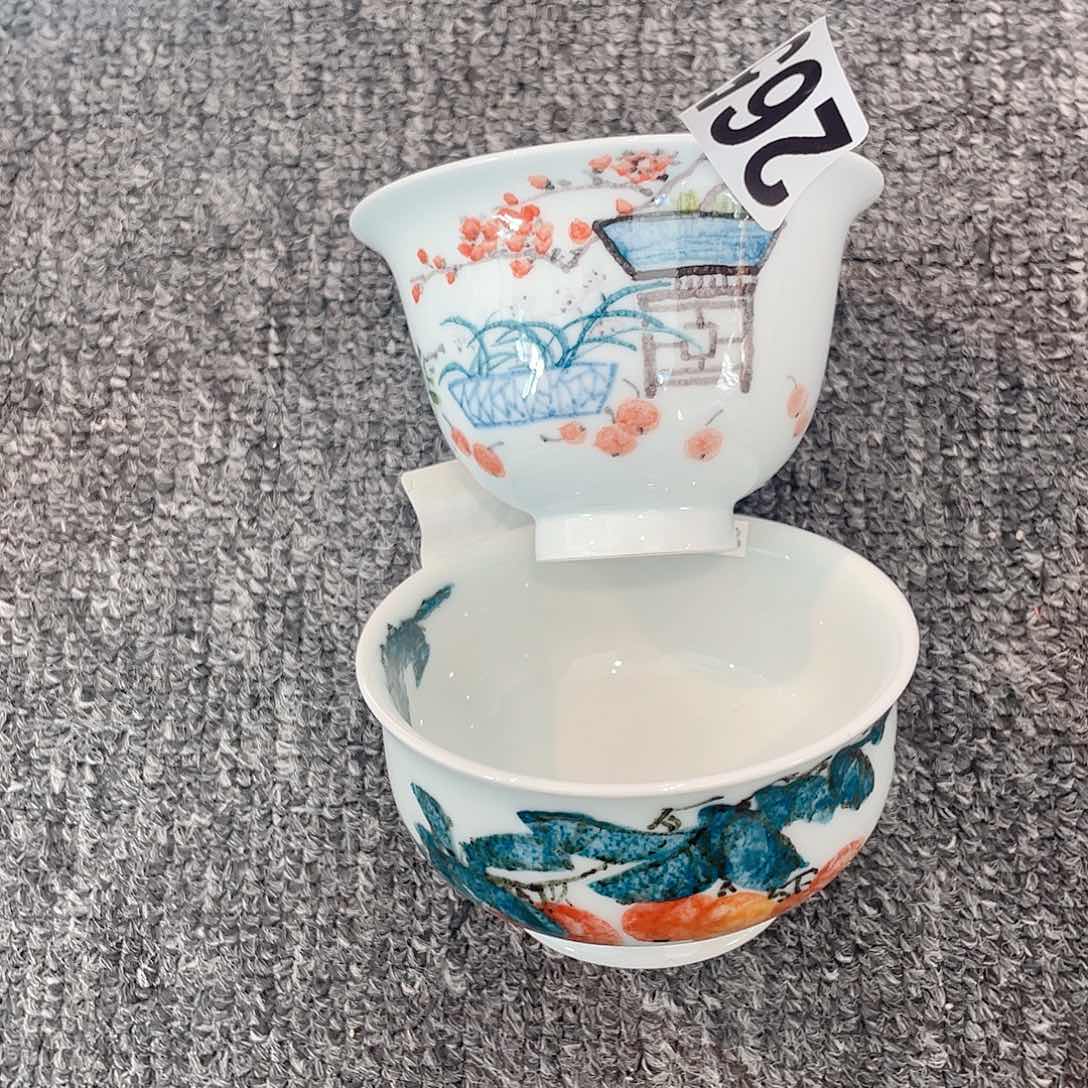 圆圆的圆圈和圆顶上有两条