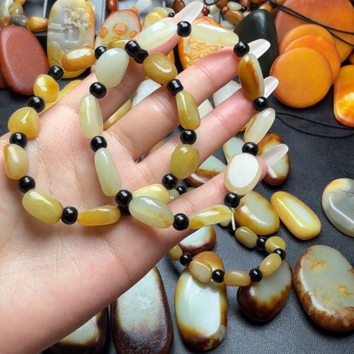 李***呢和田玉未镶嵌颈饰