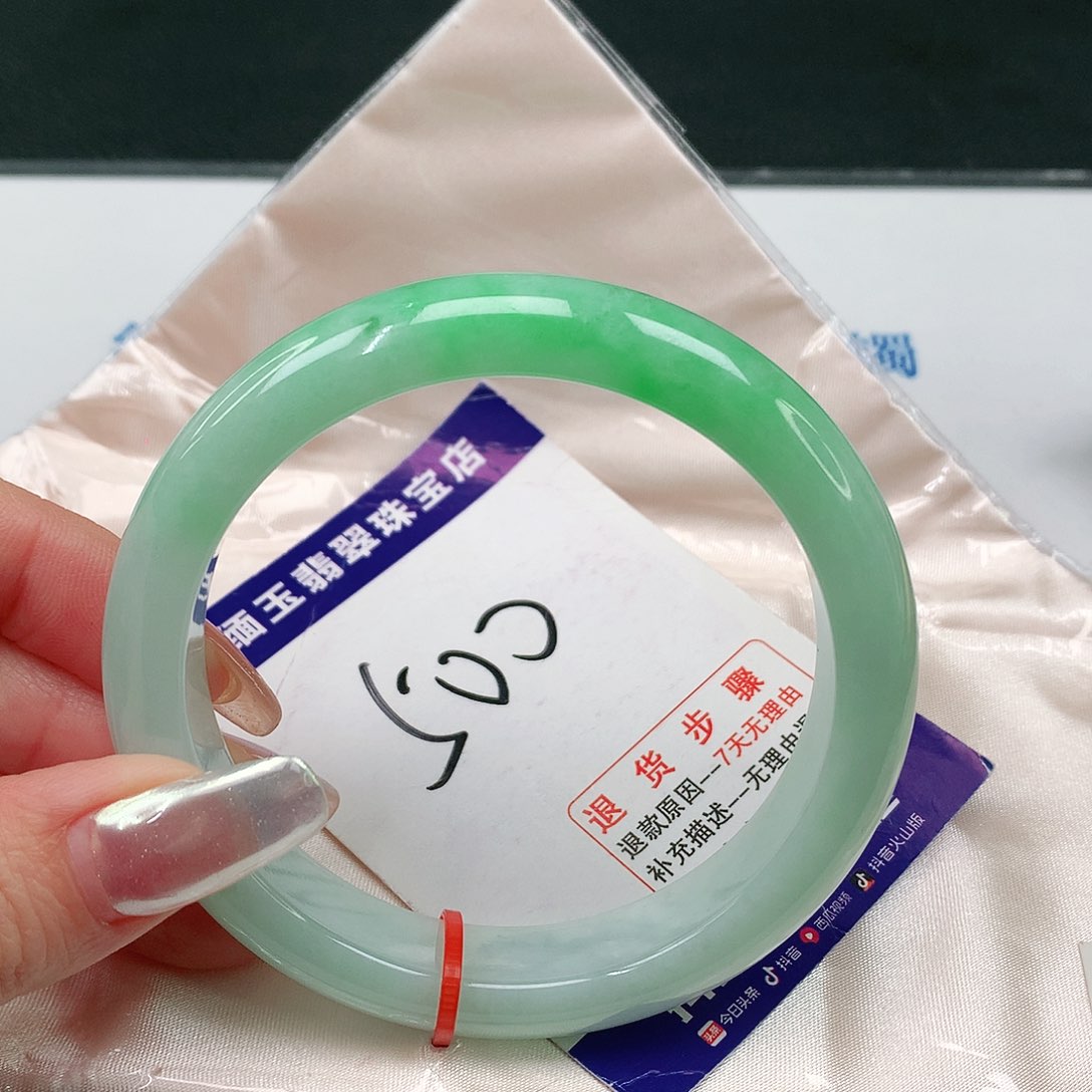 翡翠手镯未镶嵌翡翠手镯