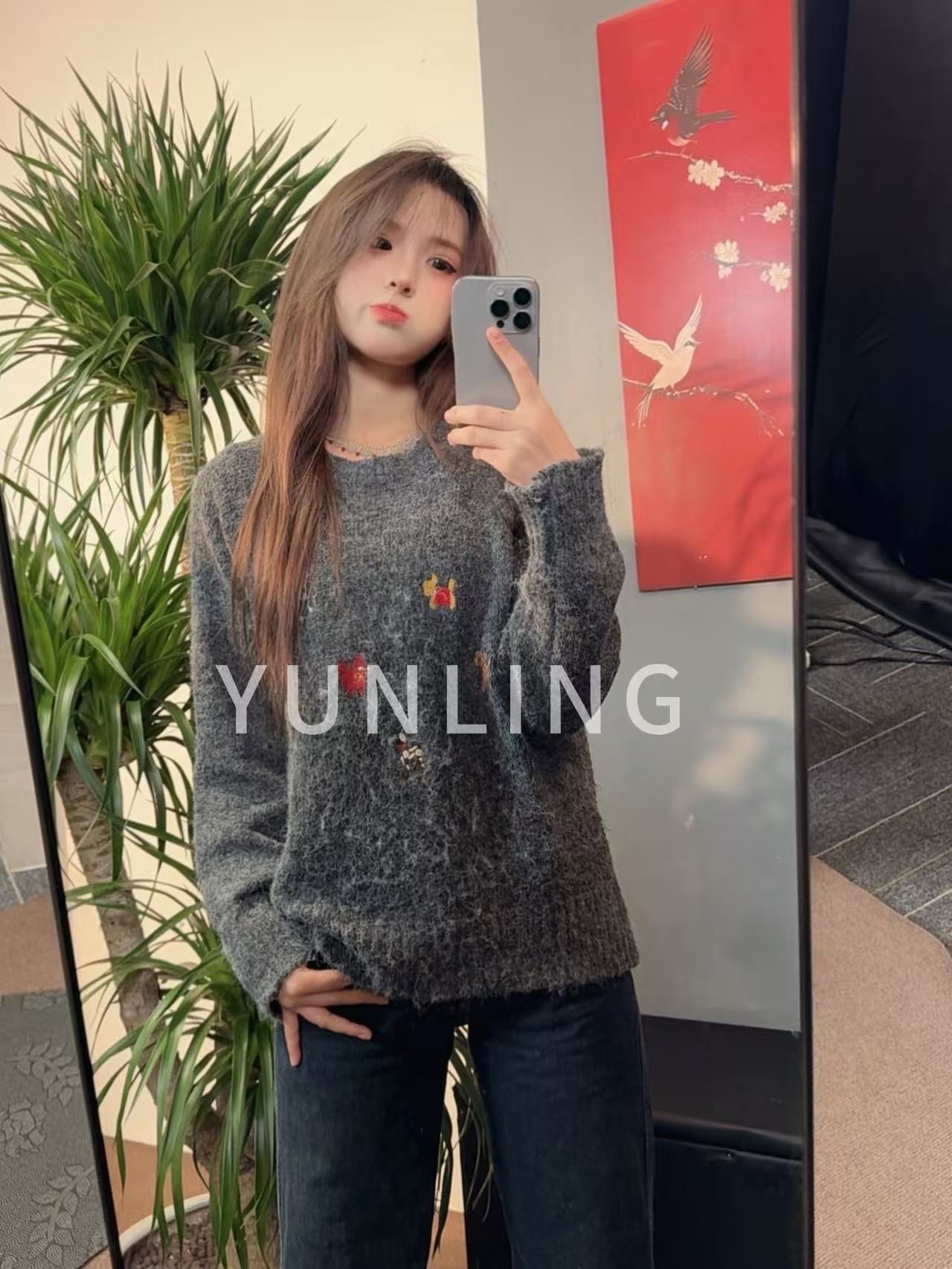 卡通刺绣圆领套头毛衣女秋冬新款设计感网红小众软糯厚针织上衣