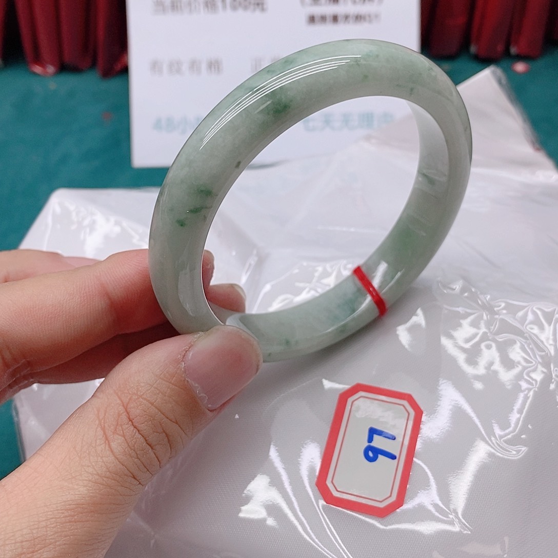 翡翠手镯未镶嵌?*—977777777