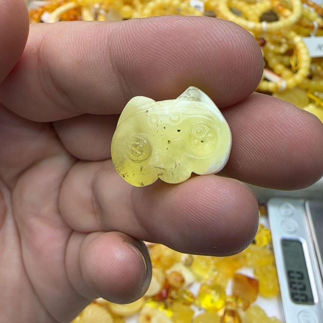 琥珀未镶嵌裸石1.87克有瑕