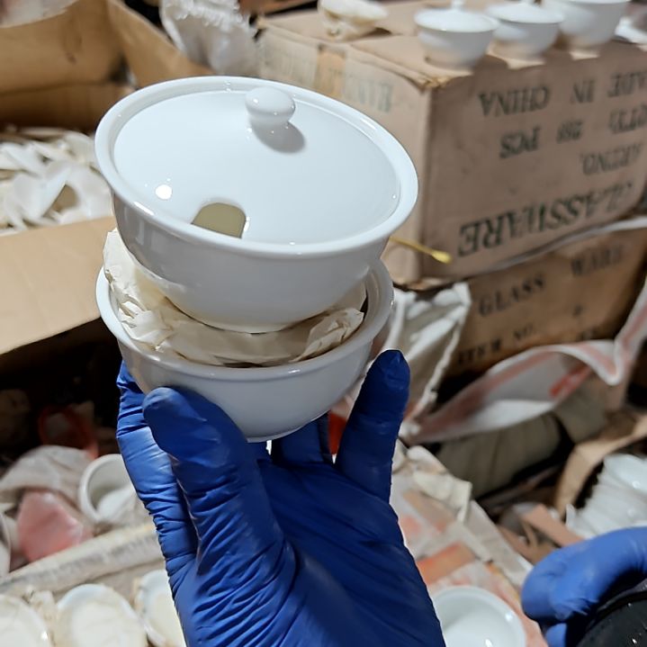 摆件盘子碗茶壶啥都有