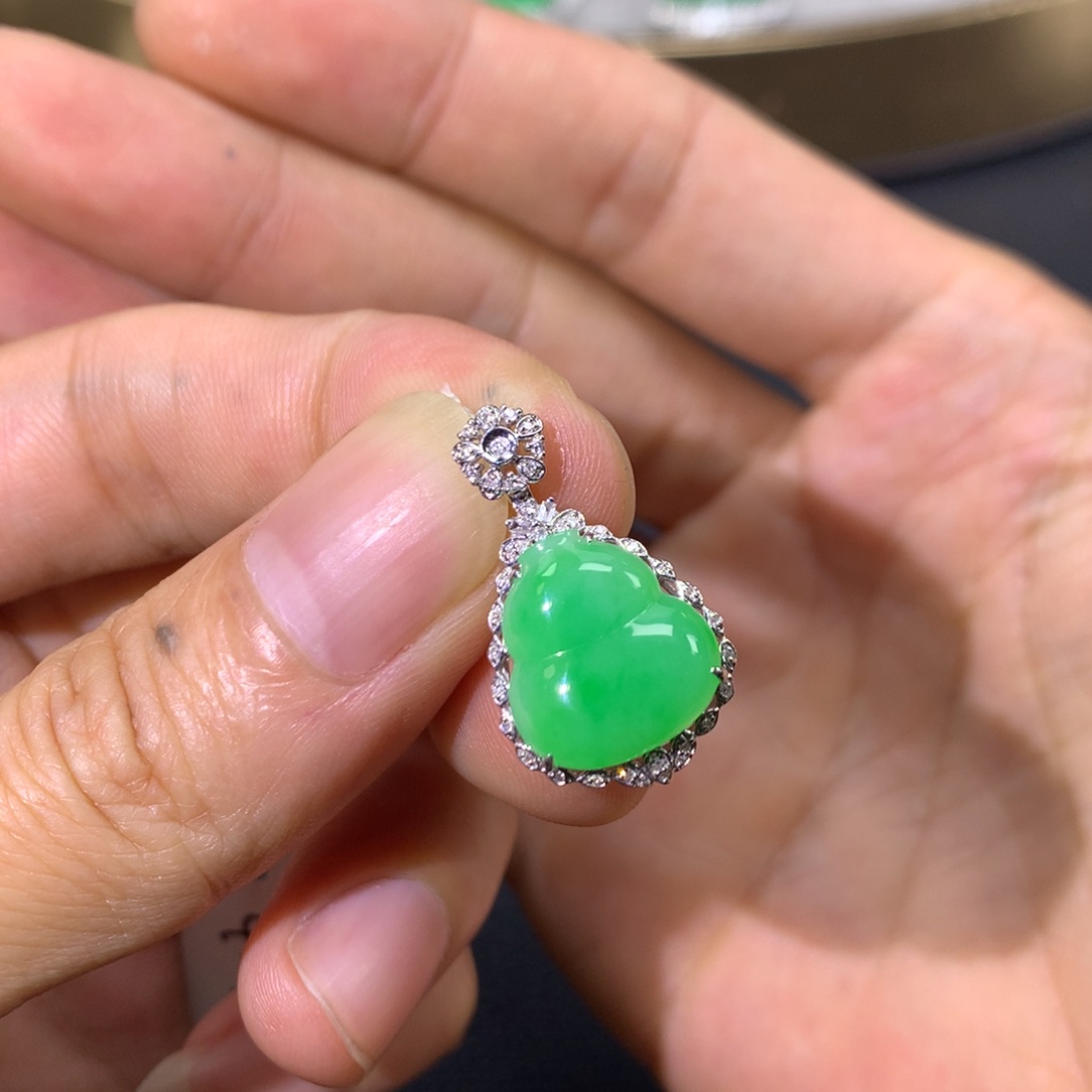 翡翠18K金镶嵌颈饰翡翠