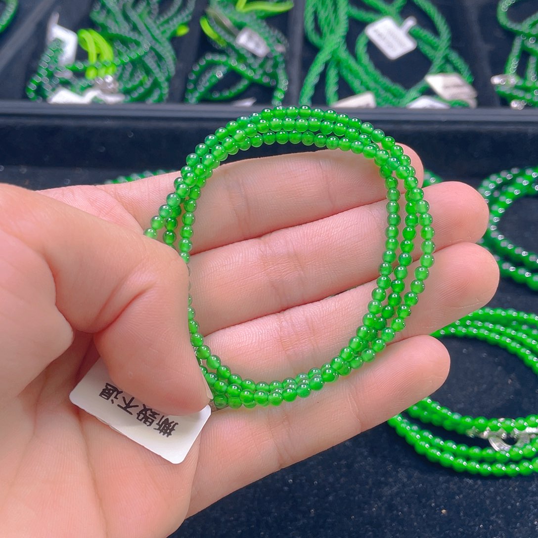 翡翠未镶嵌颈饰     