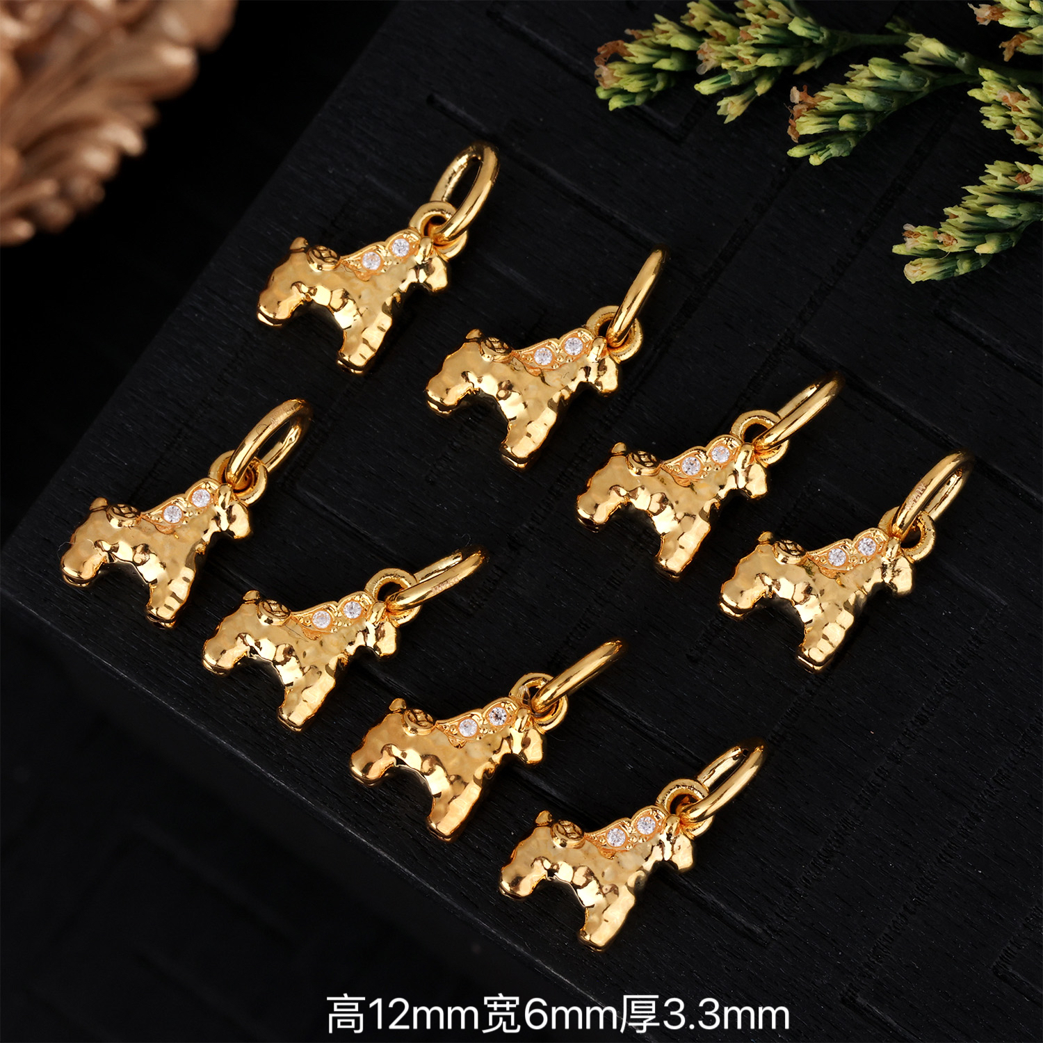 【来福工厂】18k金豪镶爆闪马上有钱提溜挂坠铜钱小马可爱精致配饰