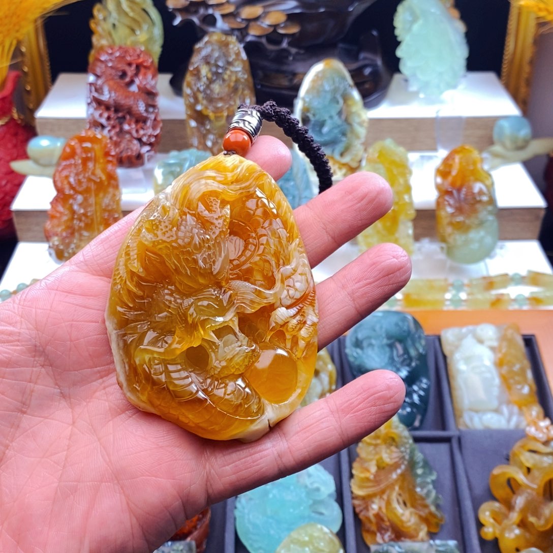 蛇纹石玉未镶嵌颈饰大*牛