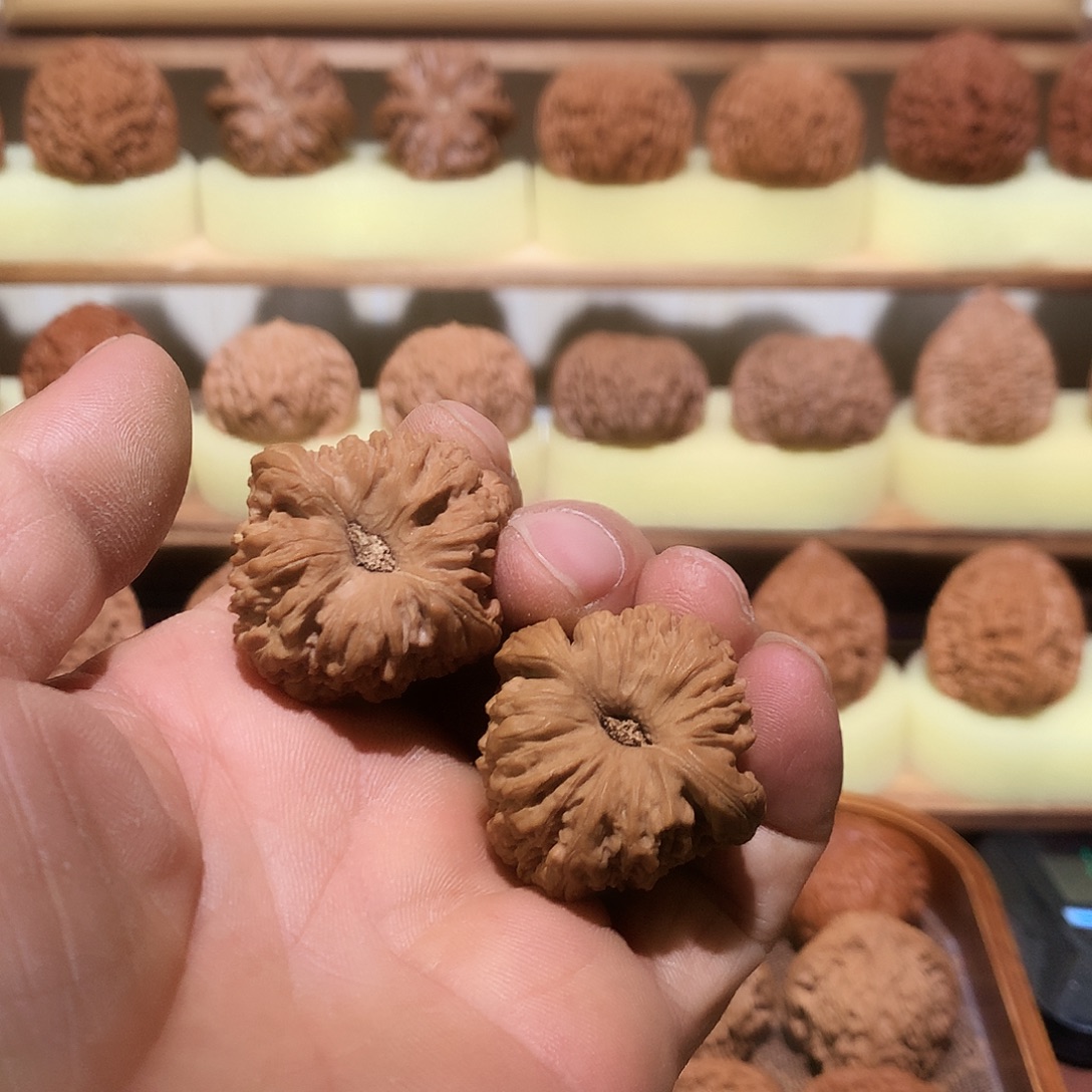 文玩核桃凹底丑疆