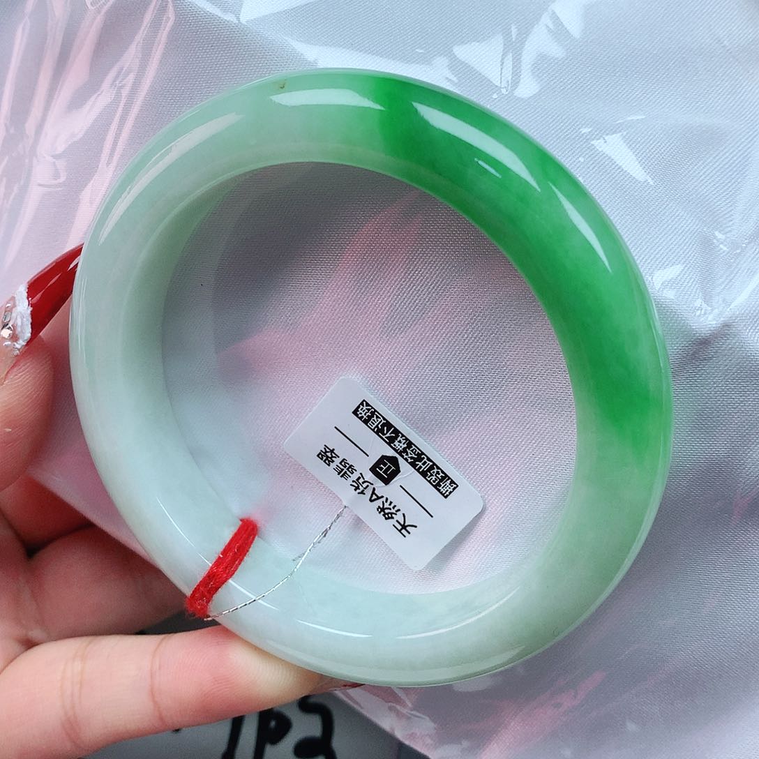 翡翠手镯未镶嵌60圈