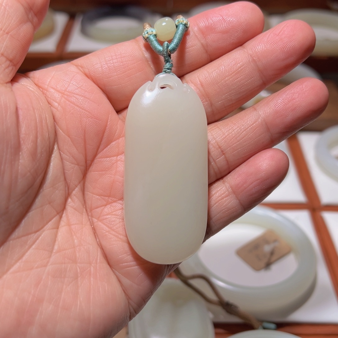 和田玉颈饰未镶嵌和田山料暖白特细无事牌