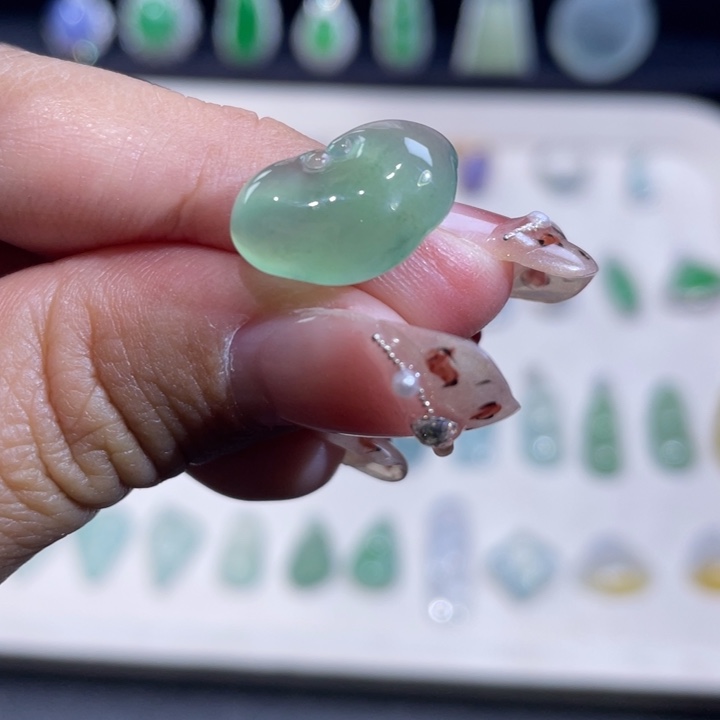 翡翠未镶嵌颈饰如意