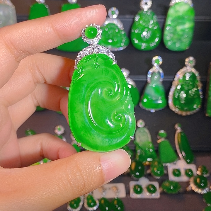 翡翠银S925镶嵌颈饰是