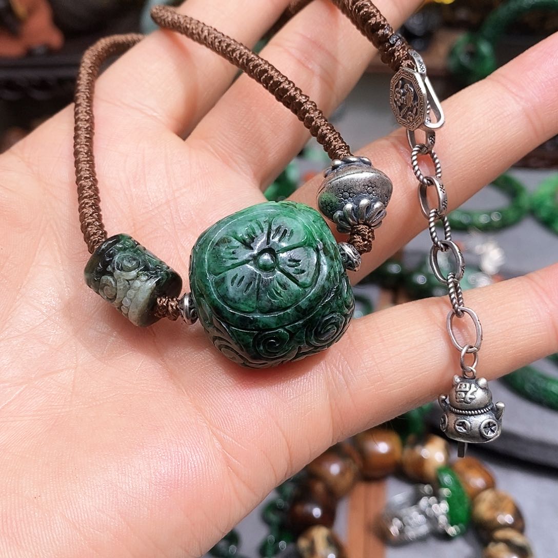 颈饰未镶嵌翡翠漂亮美眉